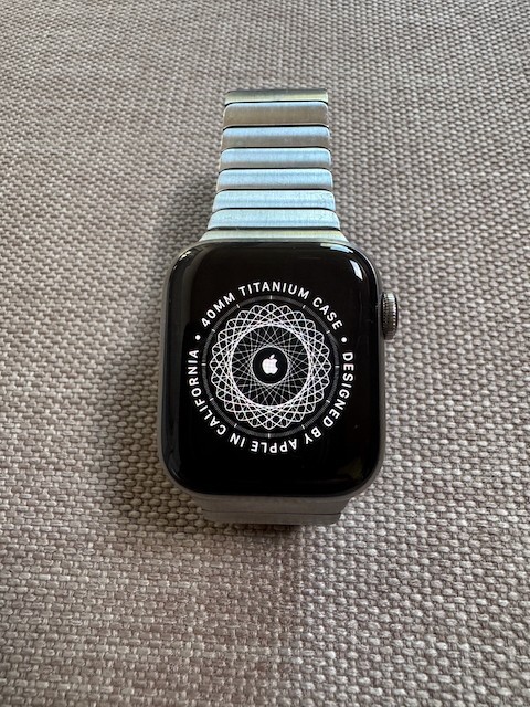Apple Watch Series 6 40mm GPS + Cellular Unlocked Titanium Case – Excellent