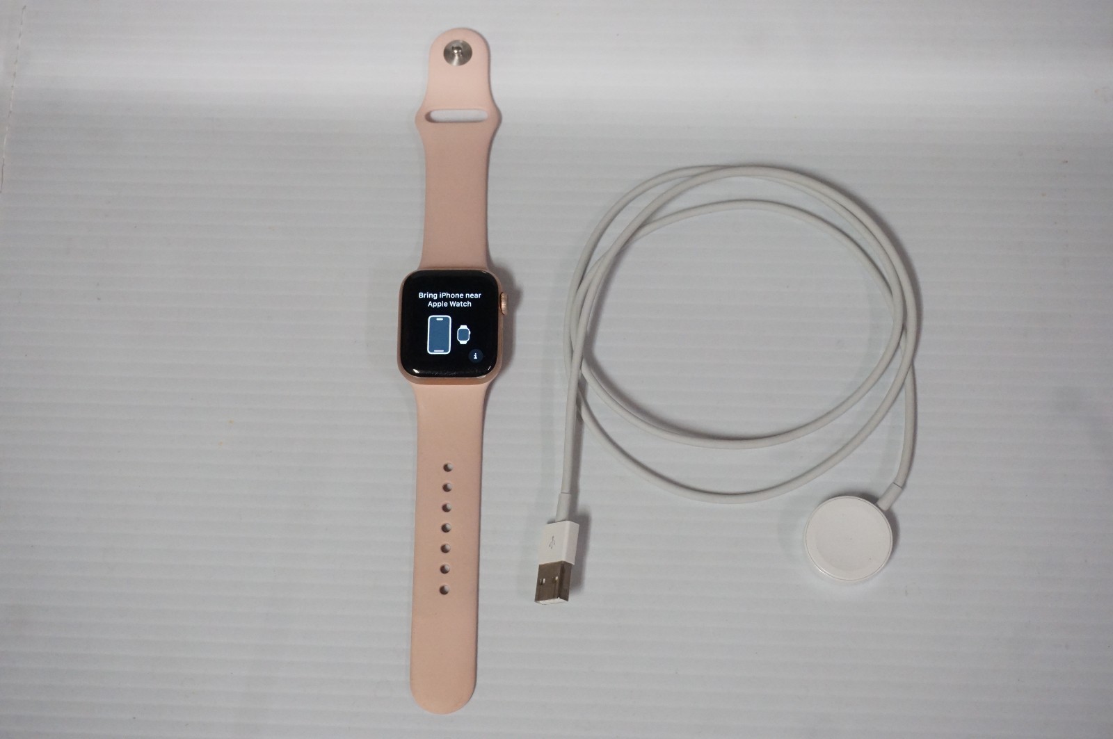Apple Watch Series 5 (LTE+GPS) Gold Aluminum Case w/ Pink Sand Sport Band – 40mm