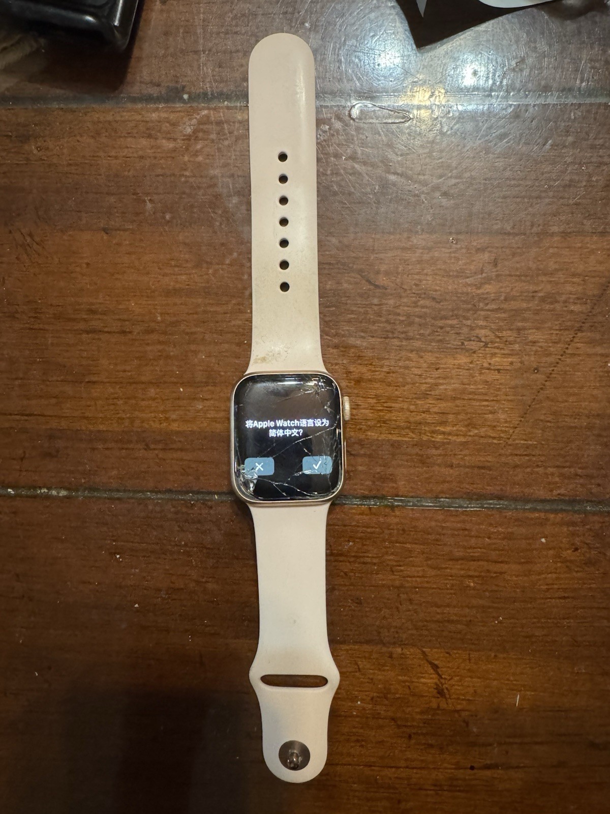Apple Watch Series 4 40mm Gold Aluminum GPS Water-Resistant Beige Silicone Band