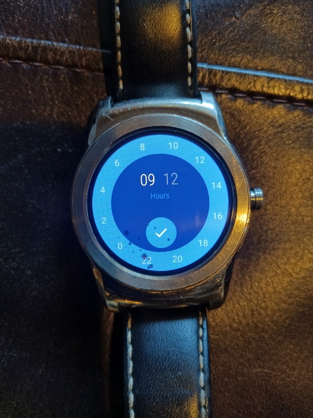 LG W150 Urbane SmartWatch with Leather Band – Silver/Black (Dots On Screen)