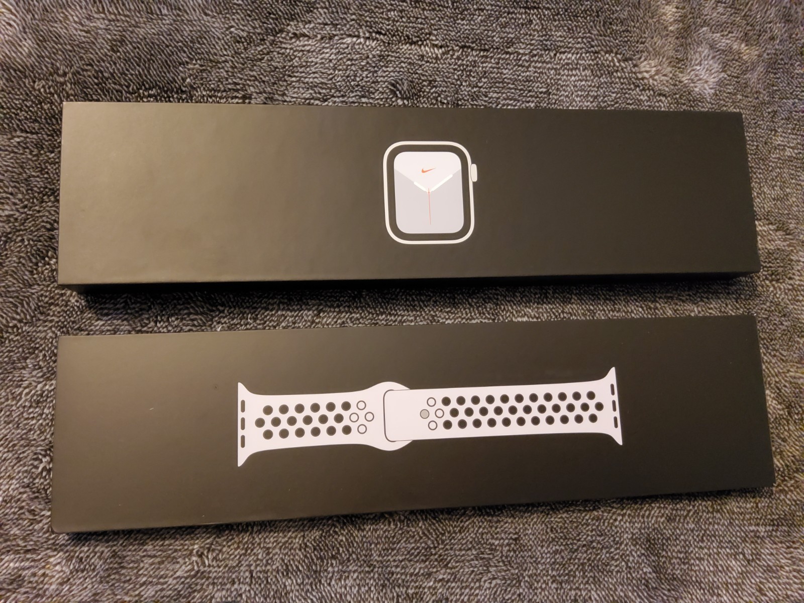 APPLE Watch NIKE SE 44mm Silver Aluminum Pure Platinum Black Sports Band NEW