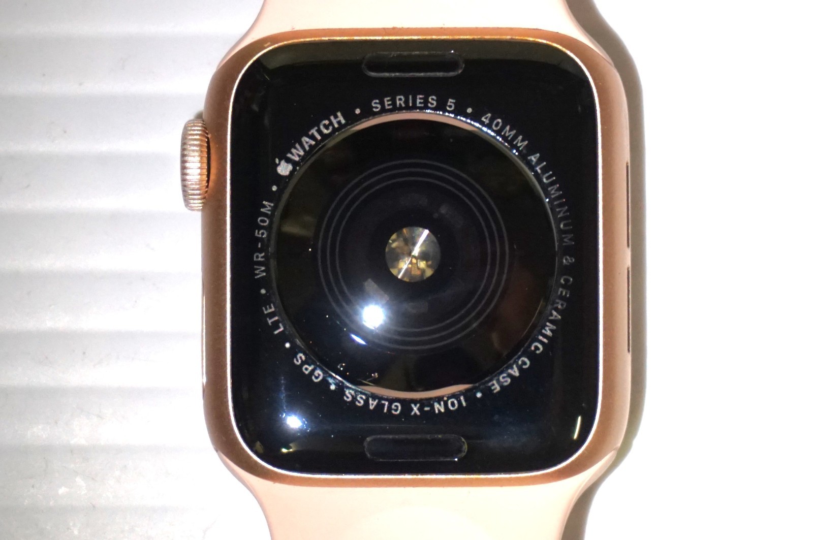 Apple Watch Series 5 (LTE+GPS) Gold Aluminum Case w/ Pink Sand Sport Band – 40mm