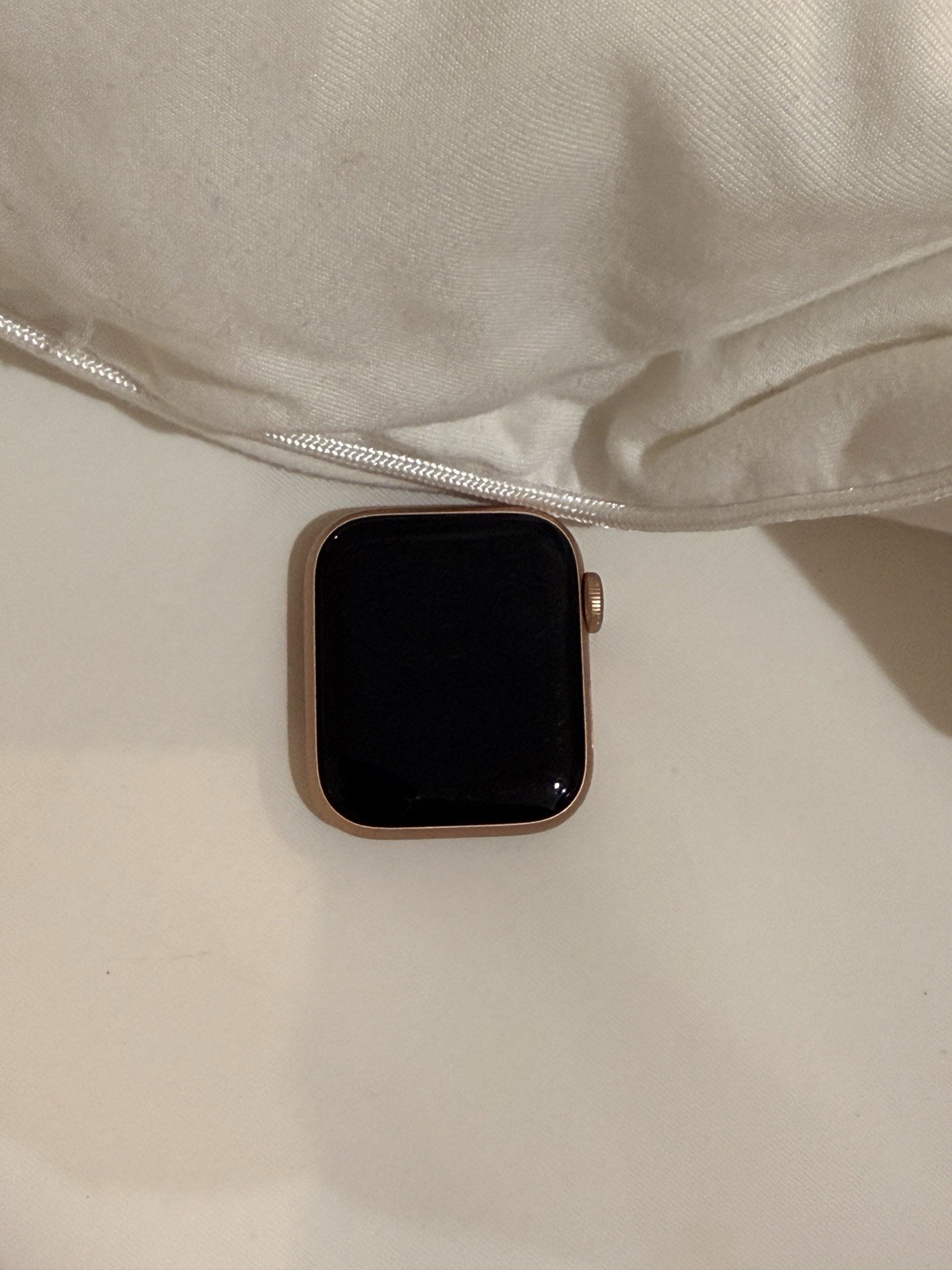 Apple Watch SE 40mm Gold Aluminum Case Pink Silicone Band GPS 32GB iOS