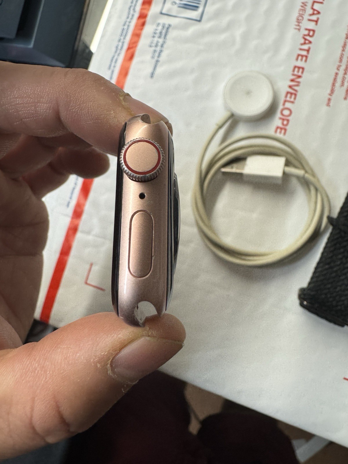 Apple Watch SE 1st Gen 40mm Gold Aluminum GPS + Cellular Generic Band