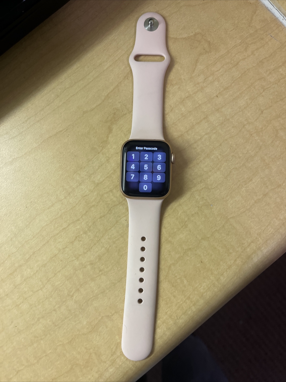 Apple Watch SE 40mm Gold Aluminum Case with Pink Sand Sport Band – Regular (GPS