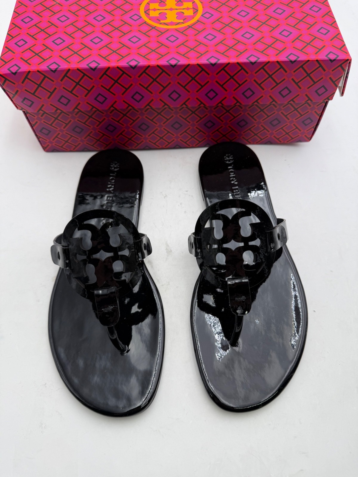 TORY BURCH PATENT LEATHER MILLER THONG SANDAL PERFECT BLACK T LOGO SZ US 9