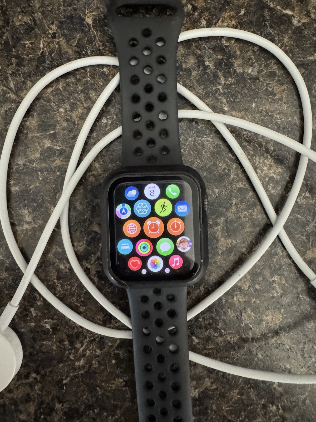 Nike Apple Watch SE 40mm Black Aluminum Case Black Silicone Sport Band Wi‑Fi