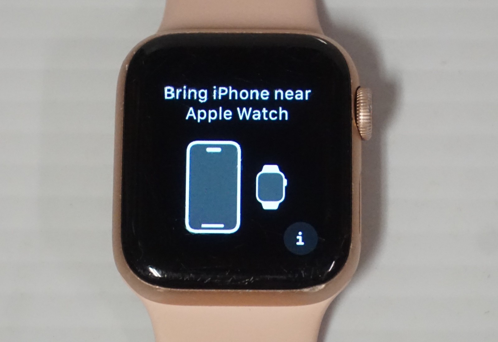 Apple Watch Series 5 (LTE+GPS) Gold Aluminum Case w/ Pink Sand Sport Band – 40mm