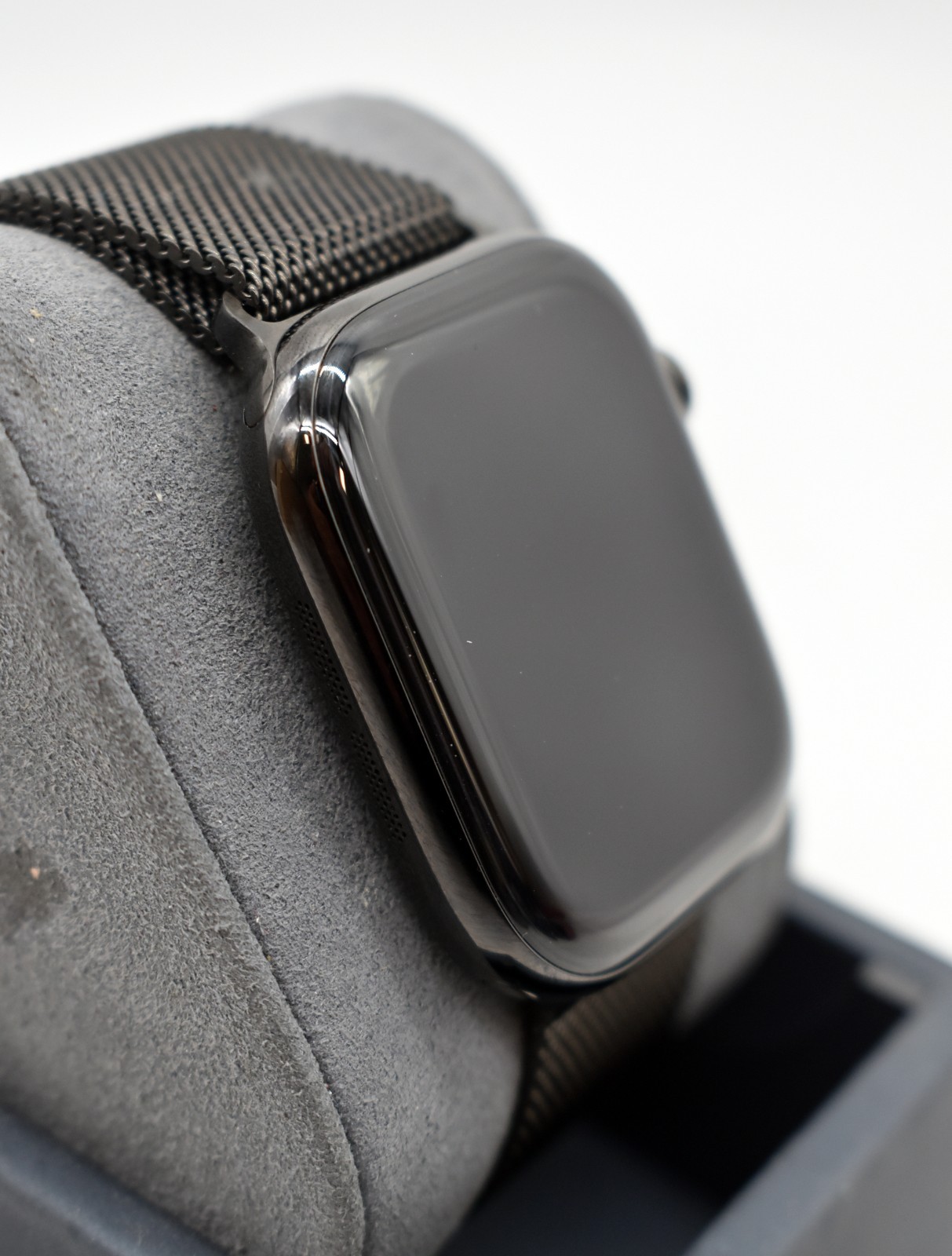 Apple Watch Series 11 A3337 MFD34LW/A GPS Only Titanium Case Milanese Loop 46mm