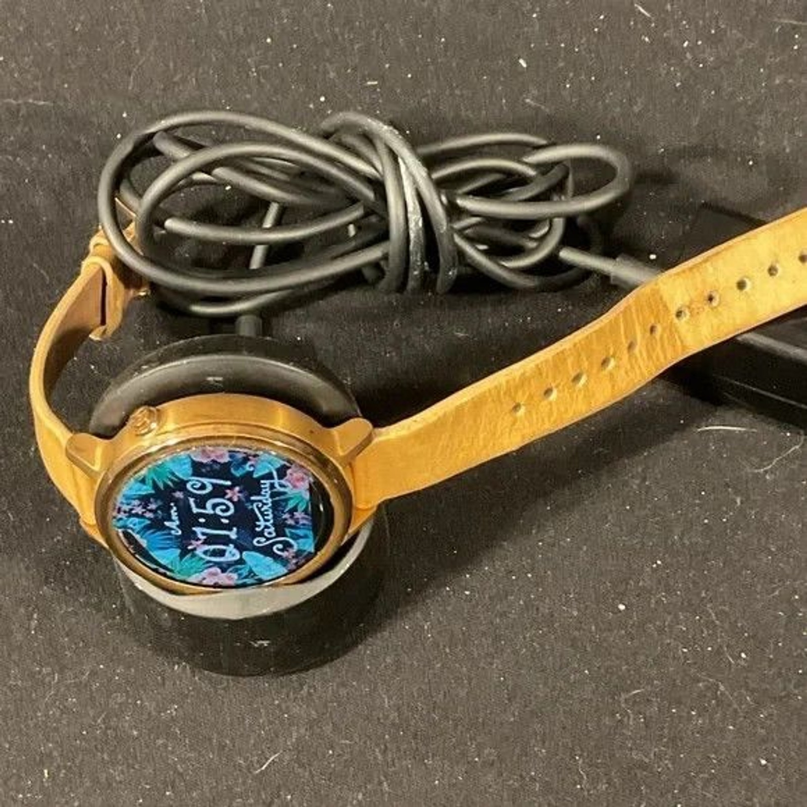 Motorola Moto Smartwatch 360 W/Brown Leather Strap & Charing Station