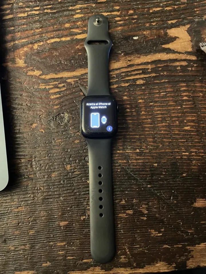 Apple 10.5 Watch 40MM 32 GB Aluminun Case Model A2722 Used