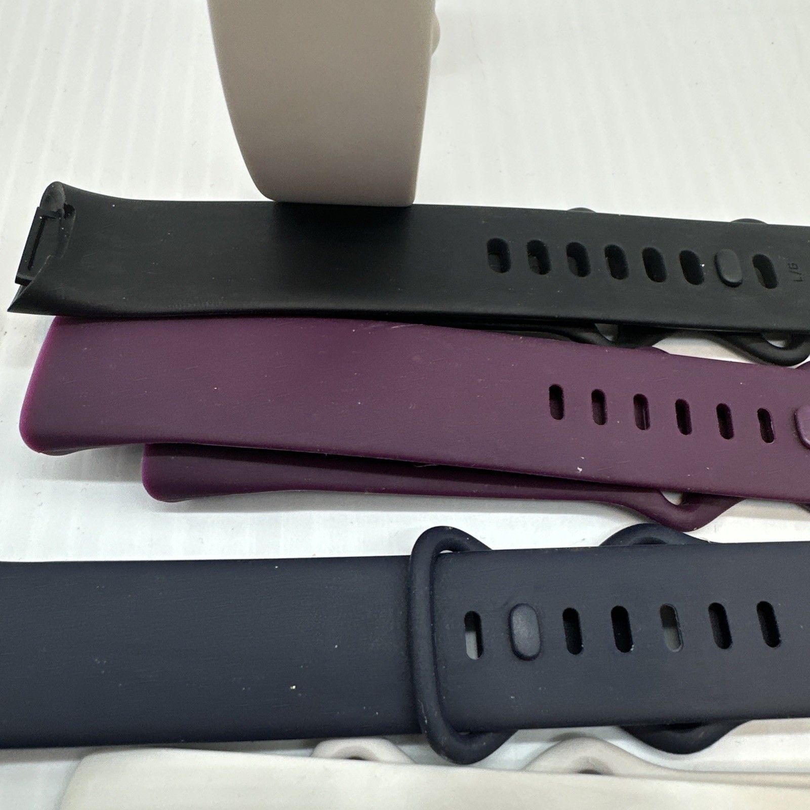 Fitbit Inc CHAR5- Charge 5, One Size, Lunar White/Soft For Parts W/Extra Bands