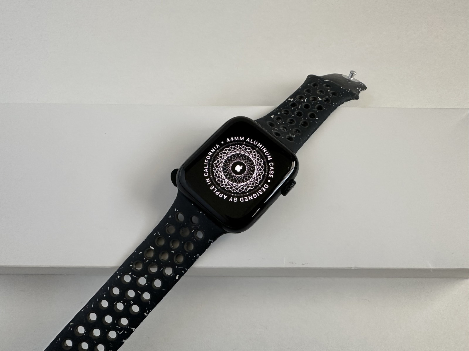Apple Watch SE 2nd Gen A2723 44mm GPS Midnight Aluminum Case Navy Blue Nike Band