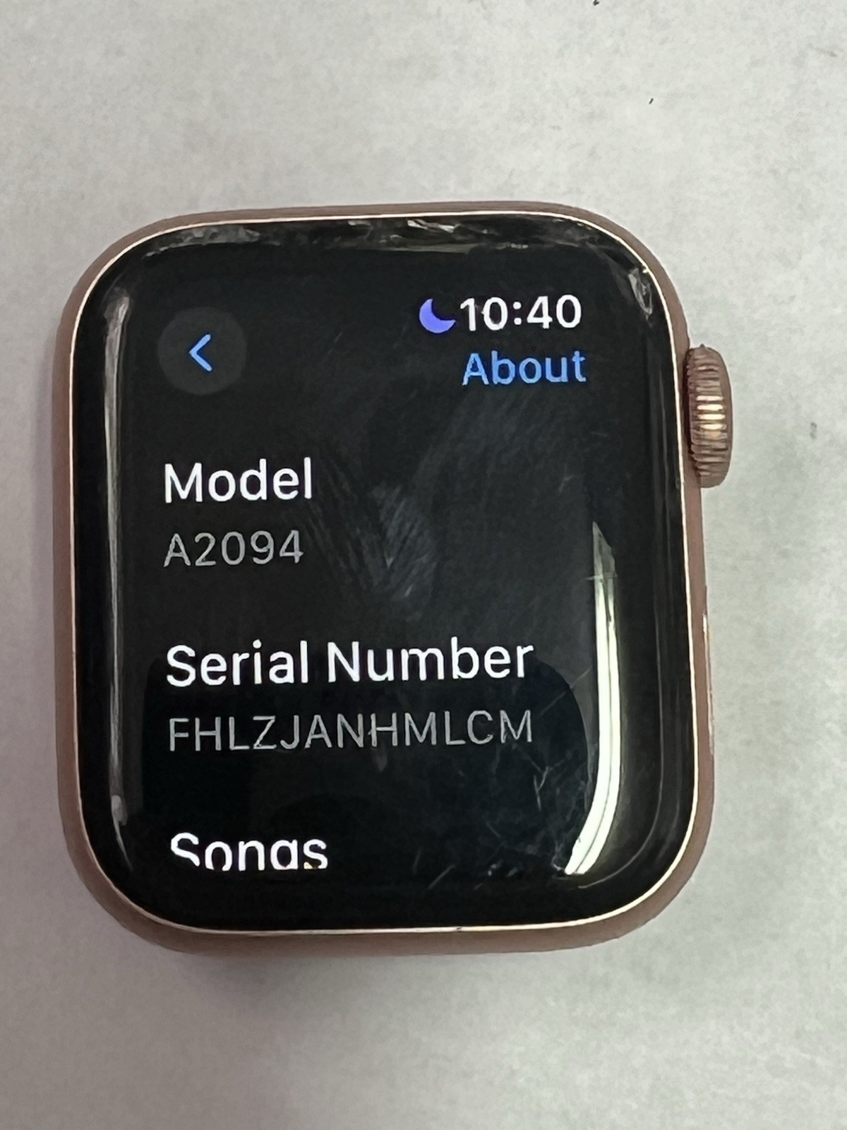 Apple Watch Series 5 40mm Gold Aluminum Case Sport Band GPS-LTE crack