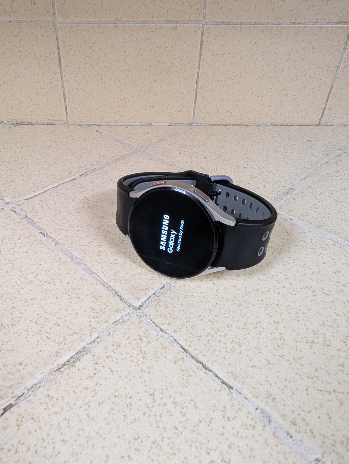 Samsung Galaxy Watch 4 SM-R870 Black 44mm with Wristbands and Chargers Bundle