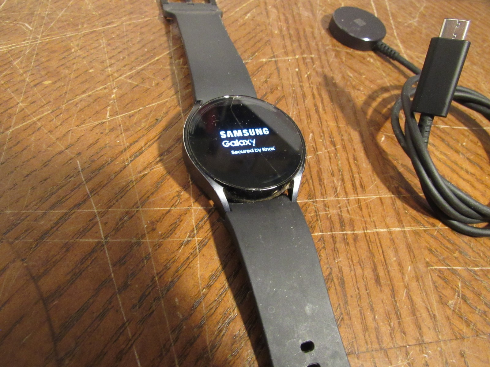 Samsung Galaxy Watch6 SM-R935U Aluminum Gold 40mm LTE ISSUE Cracked Screen Glass