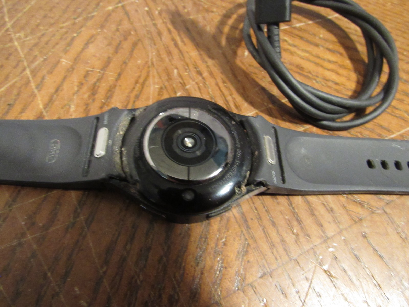 Samsung Galaxy Watch6 SM-R935U Aluminum Gold 40mm LTE ISSUE Cracked Screen Glass