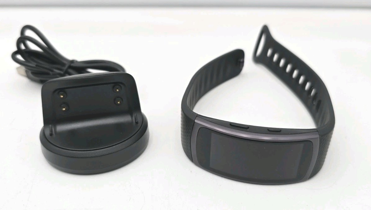 Samsung Gear Fit2 SM-R360 Smart Watch Bluetooth 1.5″ Screen – Large Band Works