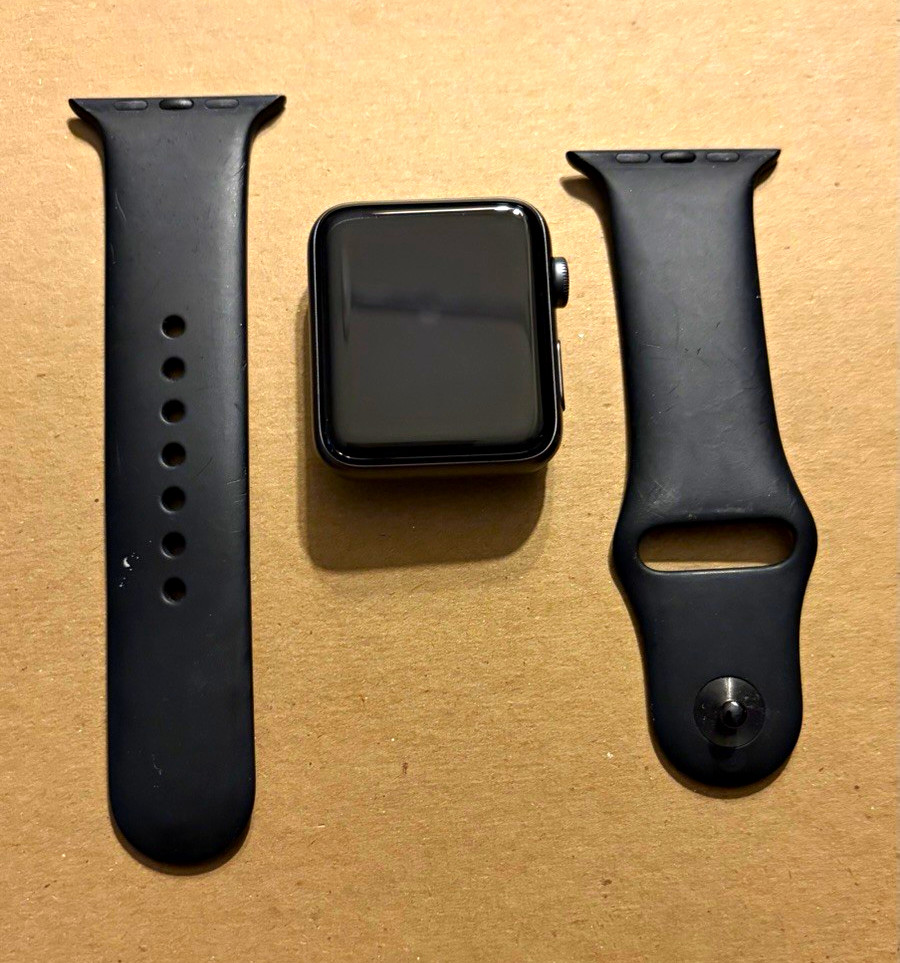 Apple Watch Series 3 42mm Aluminum GPS Space gray w/ Black Silicone Band