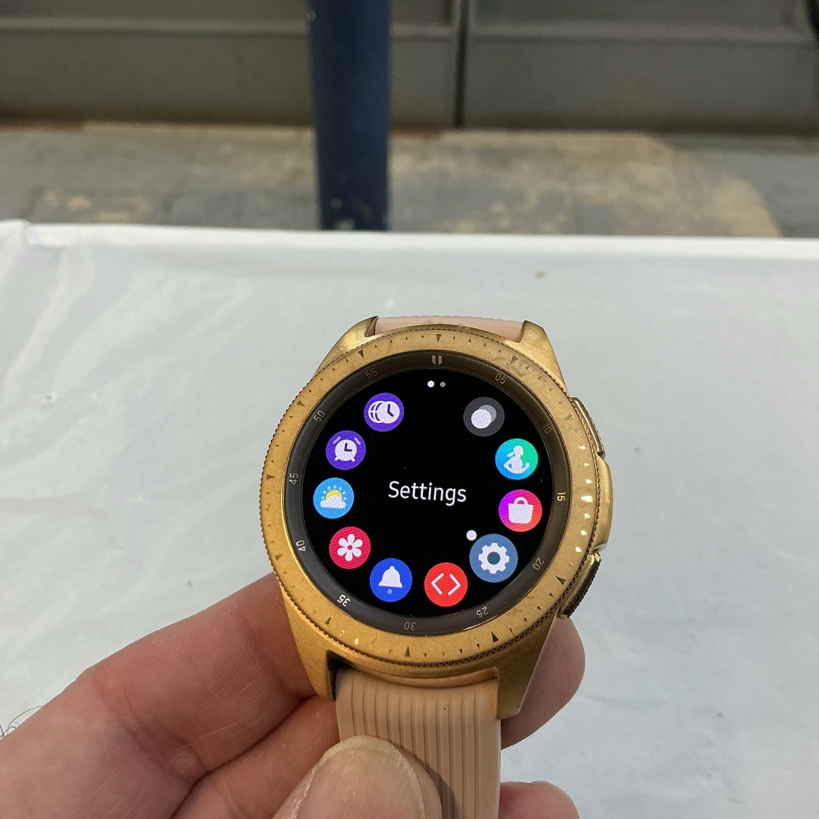 Samsung Galaxy Watch SM-R810 42mm gold Case Classic Buckle