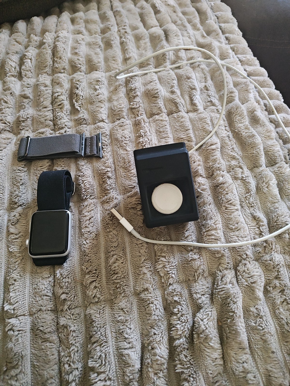 Apple Watch Series 3 42mm Space Silver Aluminum Black Silicone Band GPS Touch