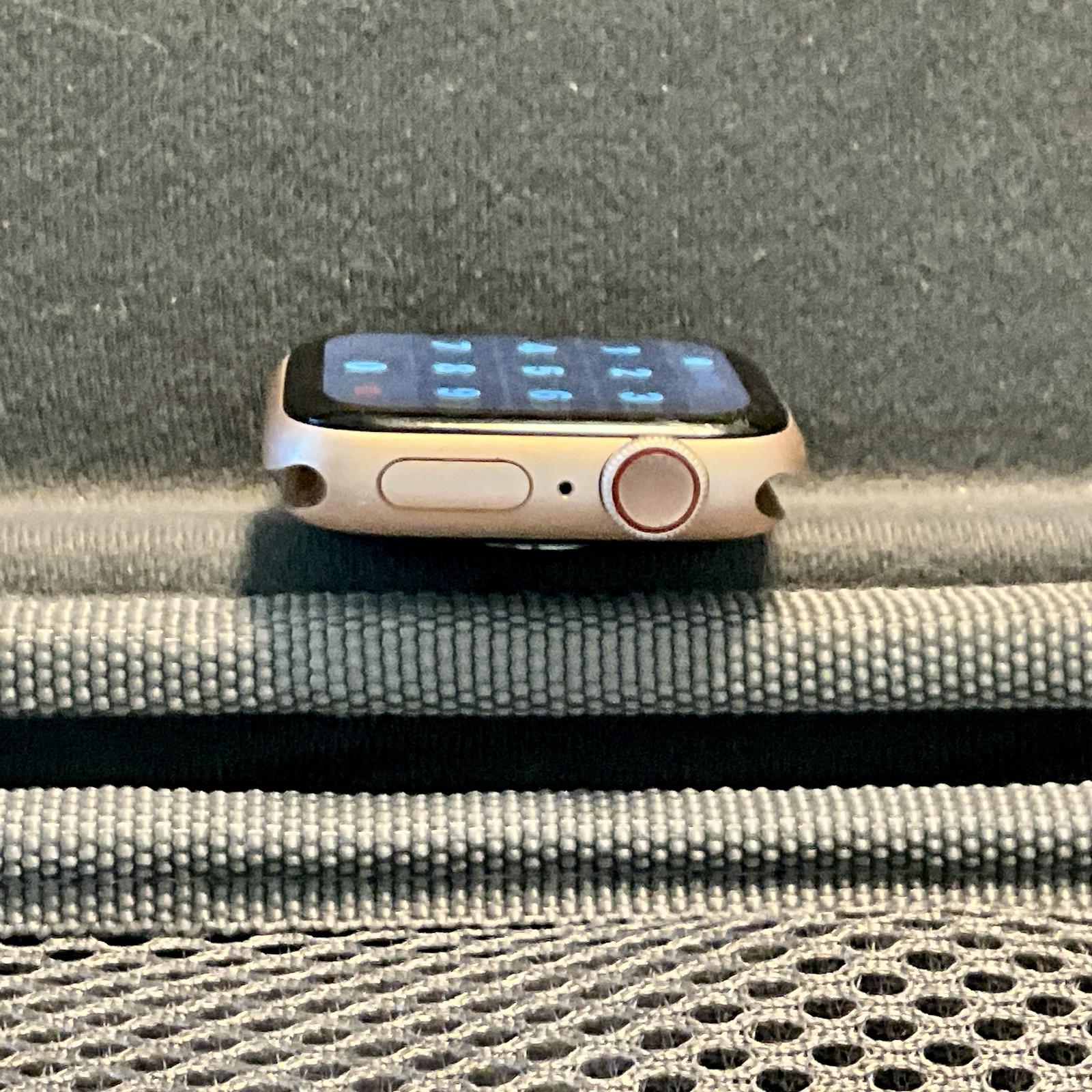 Apple Watch SE (1st Gen) 44mm Gold Aluminum GPS + Cellular A2293 32GB watchOS