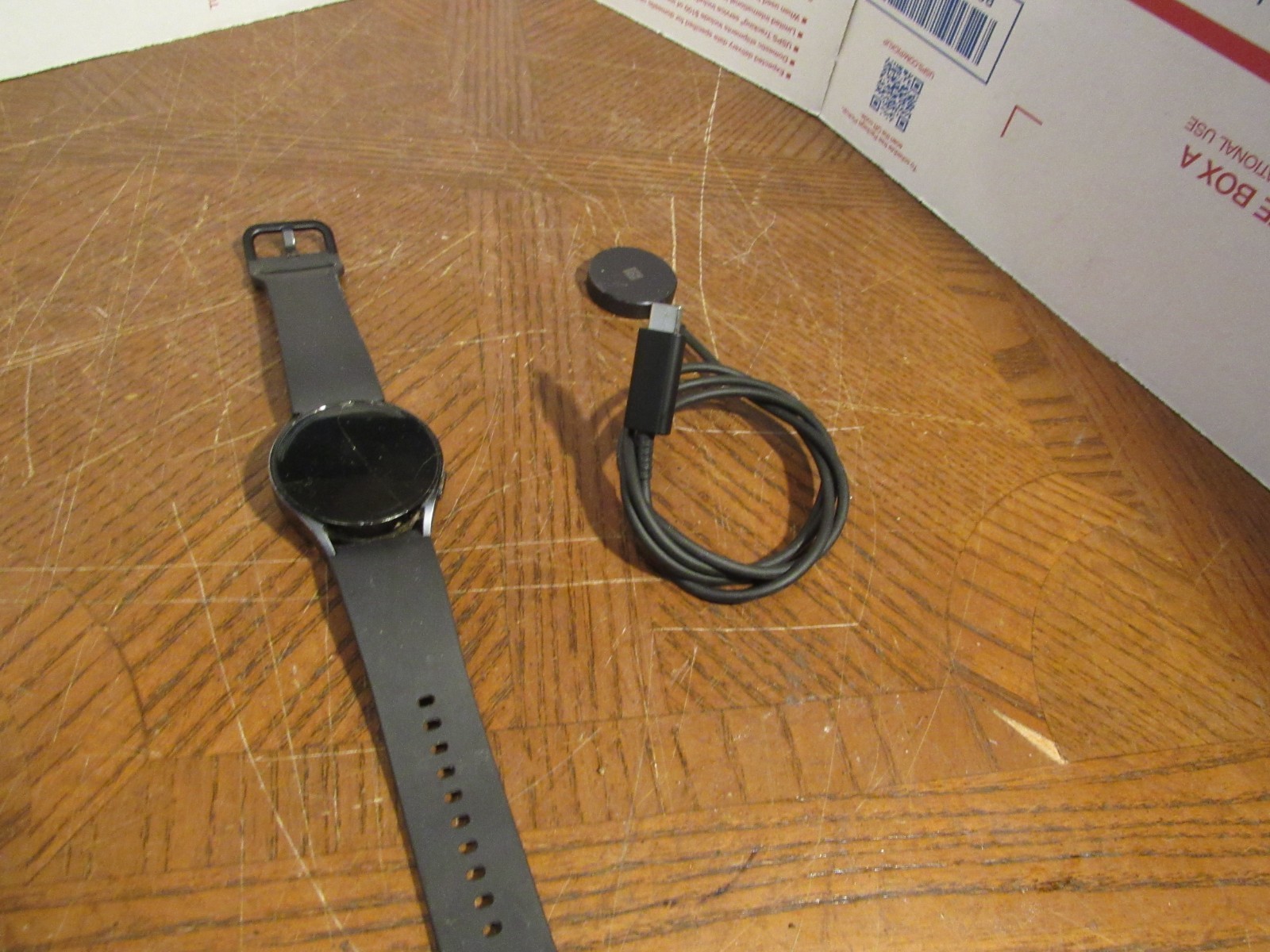 Samsung Galaxy Watch6 SM-R935U Aluminum Gold 40mm LTE ISSUE Cracked Screen Glass