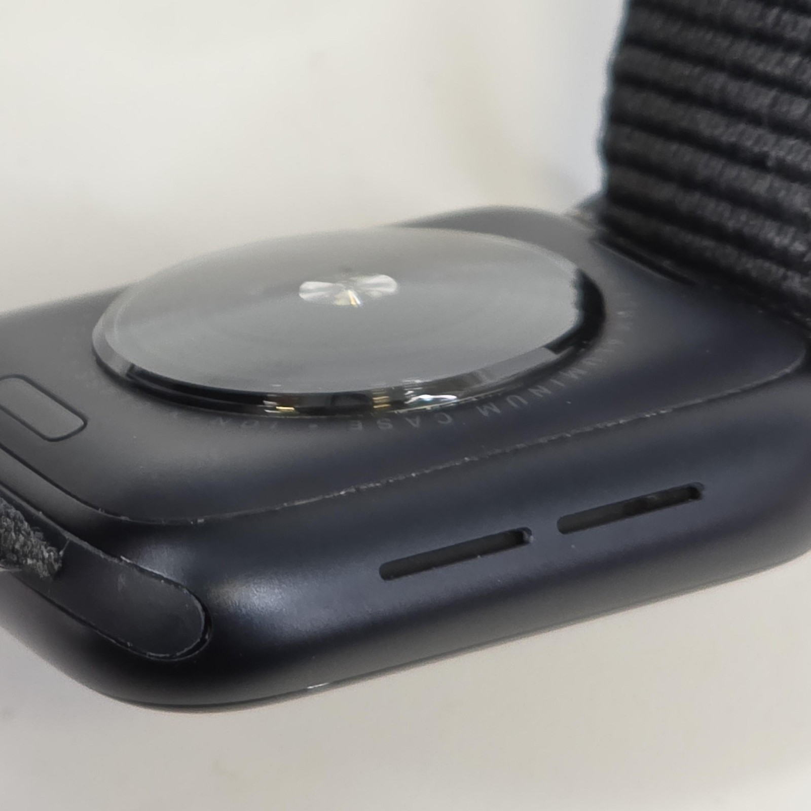 Apple Watch SE 3 40mm Midnight Aluminum (GPS) w/ Black Sport Loop – Very Good
