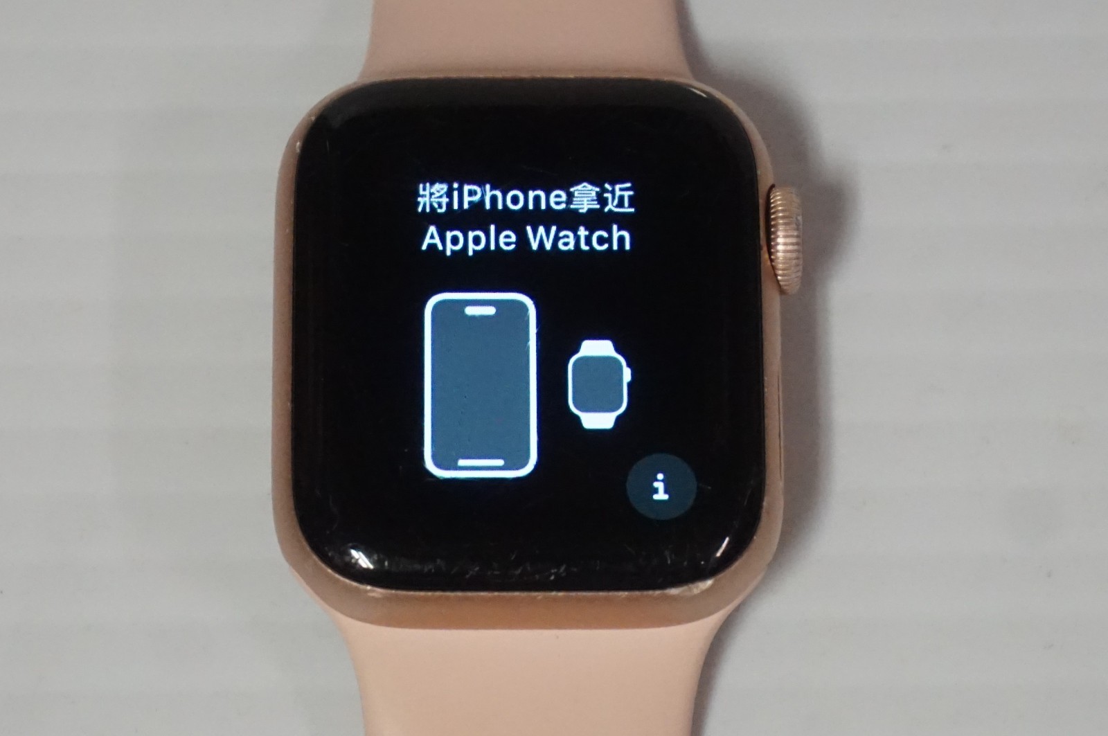Apple Watch Series 5 (LTE+GPS) Gold Aluminum Case w/ Pink Sand Sport Band – 40mm