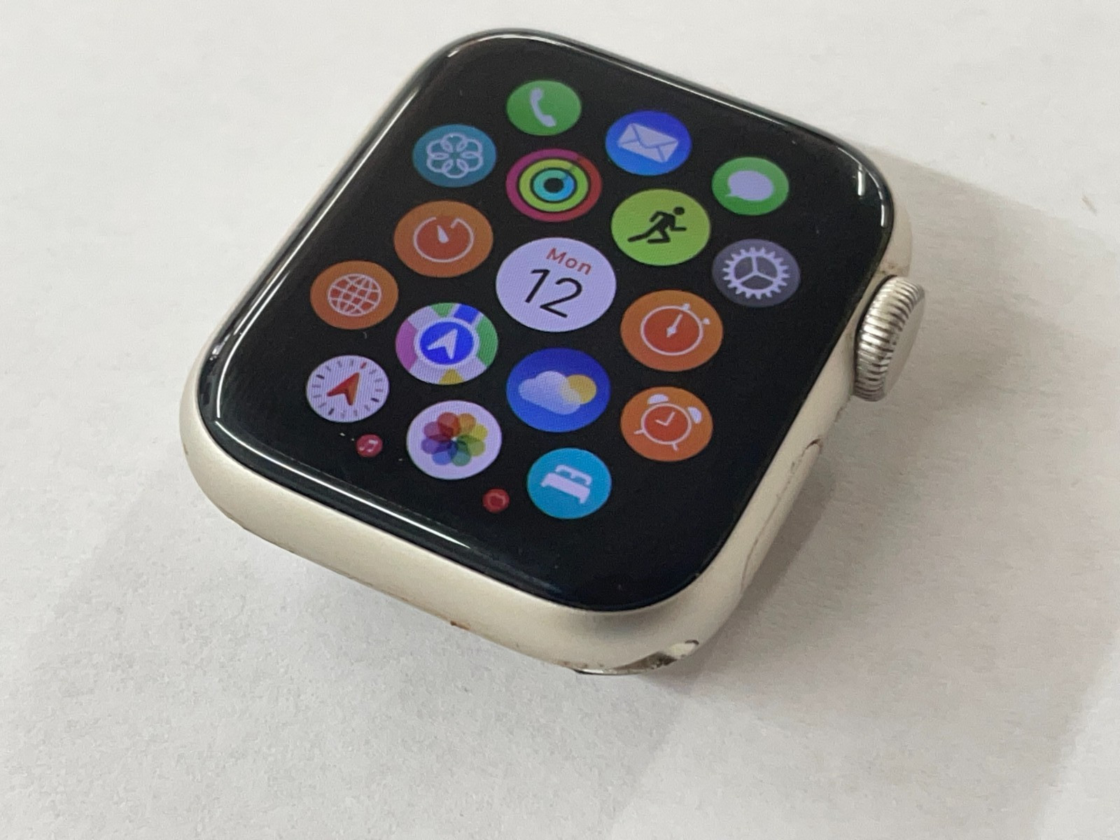Apple Watch SE 2nd Gen 40mm Starlight Case with Black Sport Band Battery 87%