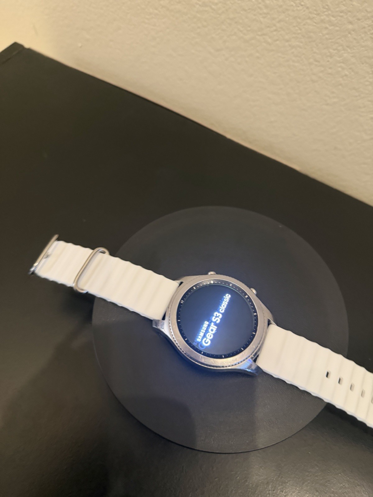 Samsung Gear S3 Classic Smartwatch Silver Case White Silicone Band