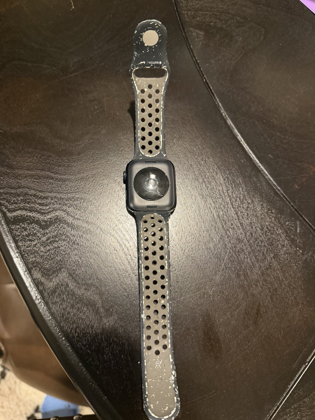Apple Watch SE 44mm Navy Silicone Band, Heart Rate Monitor, GPS