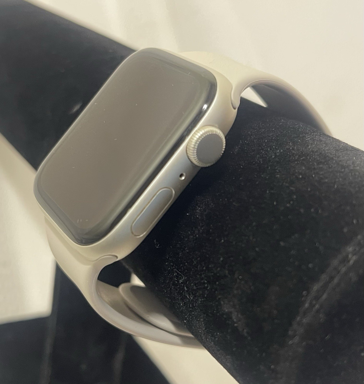 Apple Watch SE 44mm Silver Aluminum Case White Cellular Sport Band