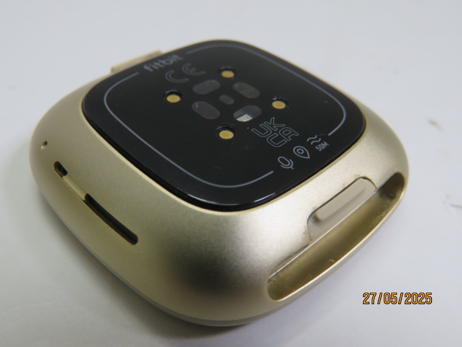 Fitbit Versa 3 40 mm Gold Aluminum GPS Smartwatch (RED TINT ON SCREEN) [DJ401]