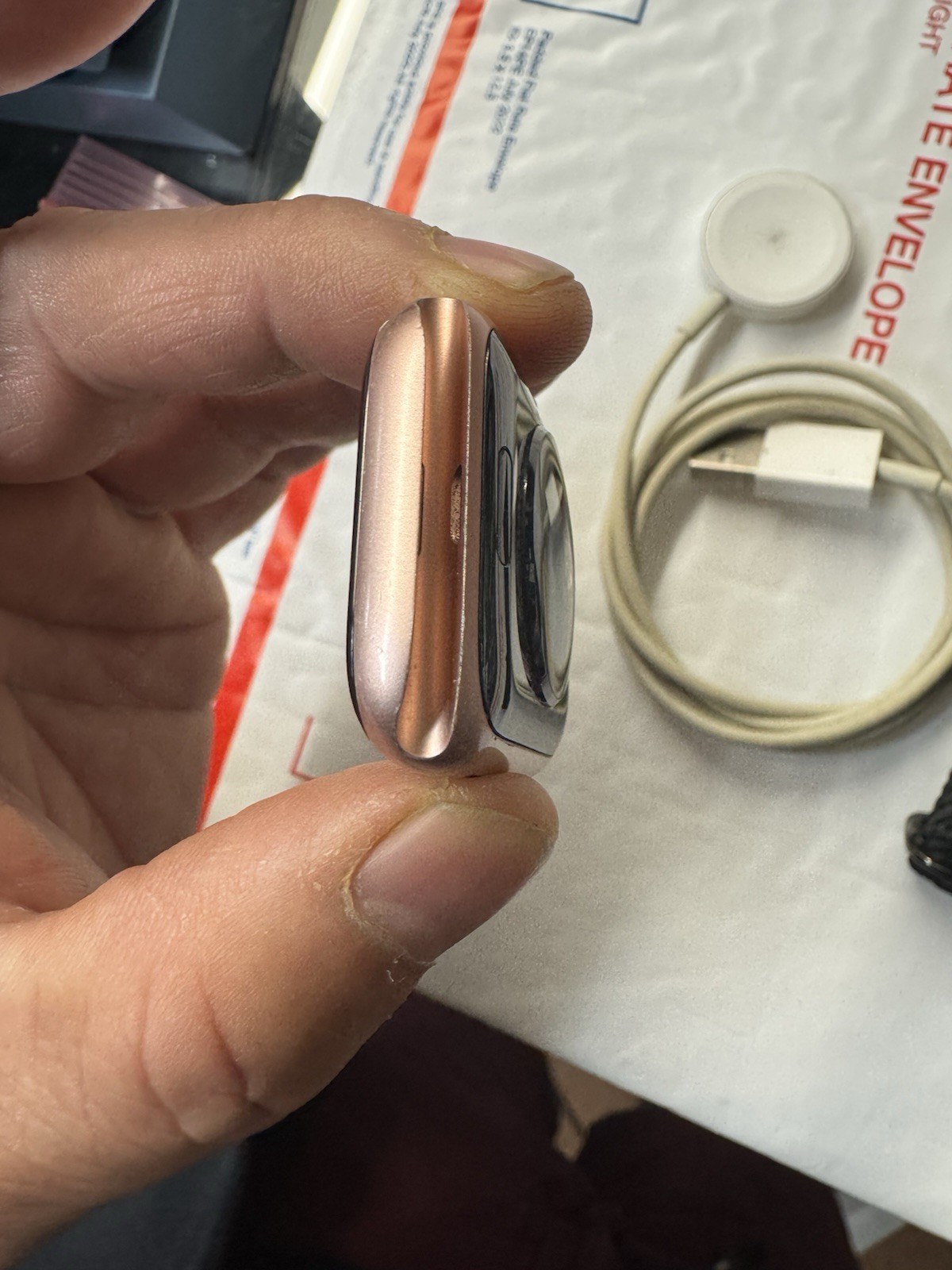 Apple Watch SE 1st Gen 40mm Gold Aluminum GPS + Cellular Generic Band