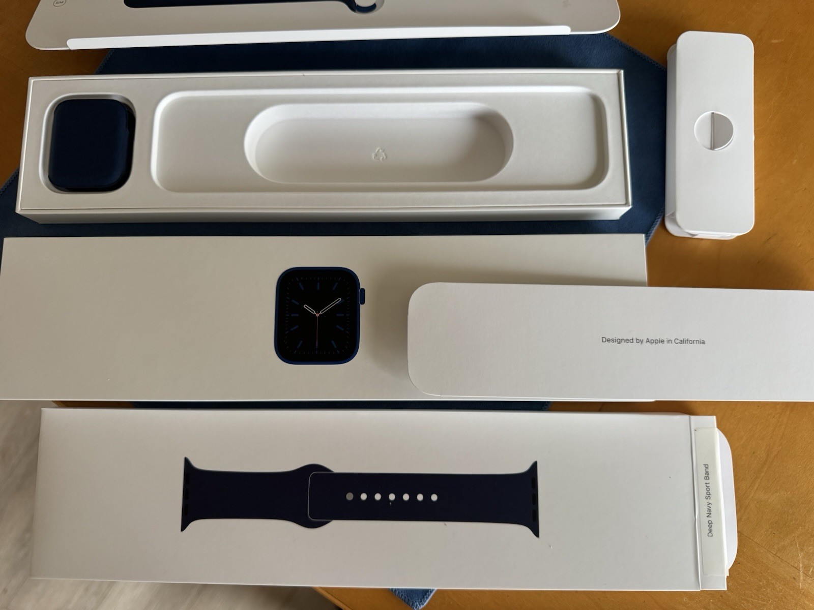Apple Watch Series 6 44 mm Blue Aluminum Case with Deep Navy Sport Band