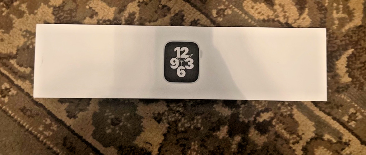 Apple Watch SE 1st Gen GPS 40mm Silver Aluminum Case Starlight Band MKQ03LL/A
