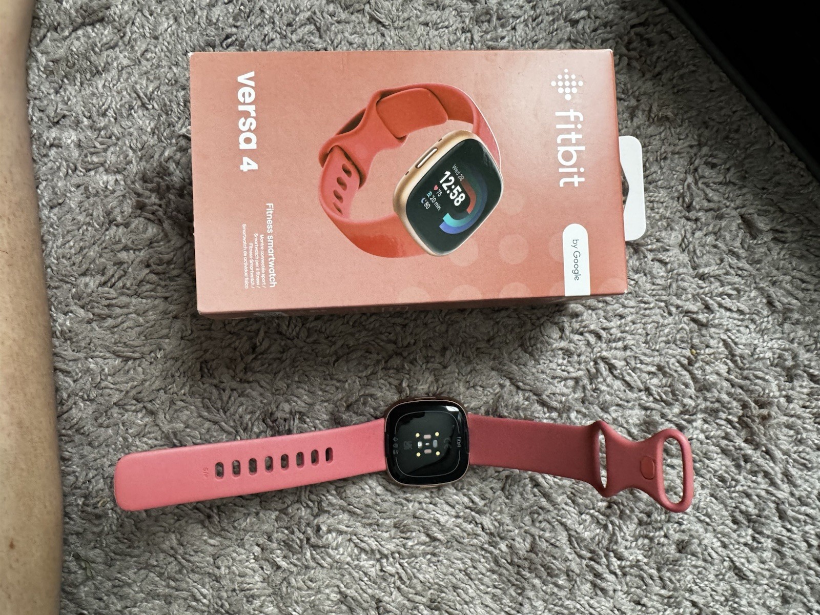 Fitbit Versa 4 Smartwatch 40mm Gold Case Pink Silicone Band