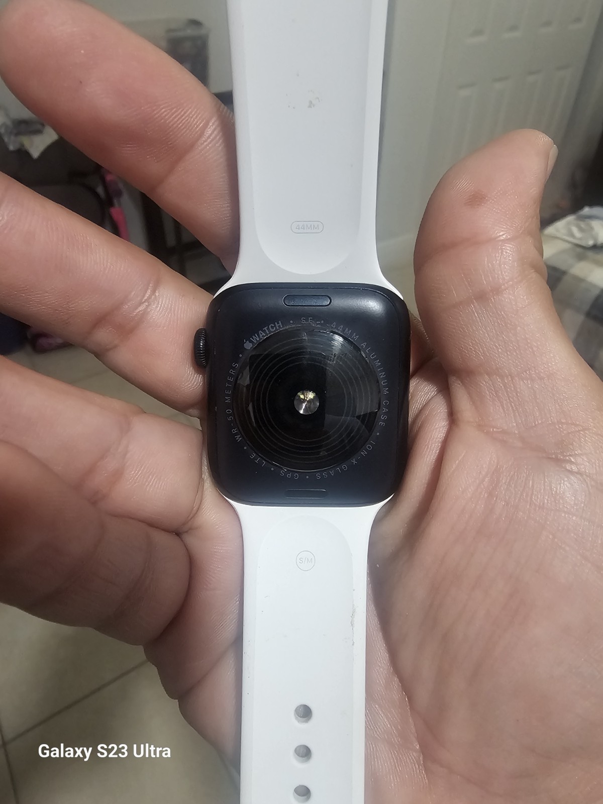 Apple Watch Series 5 44mm Black Aluminum, White Silicone Band GPS Touch