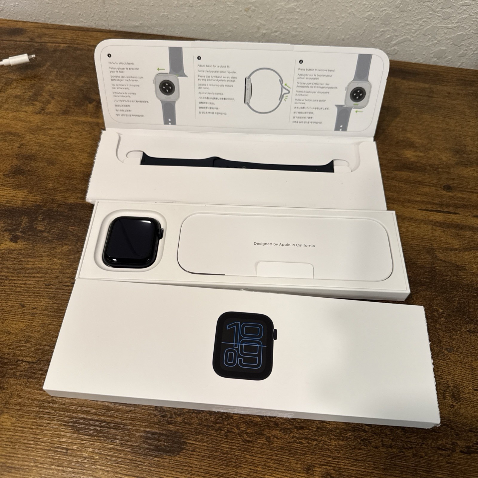 Apple Watch SE 3 44mm GPS Midnight Aluminum Case w Sport Band M/L MEHQ4LW/A D32
