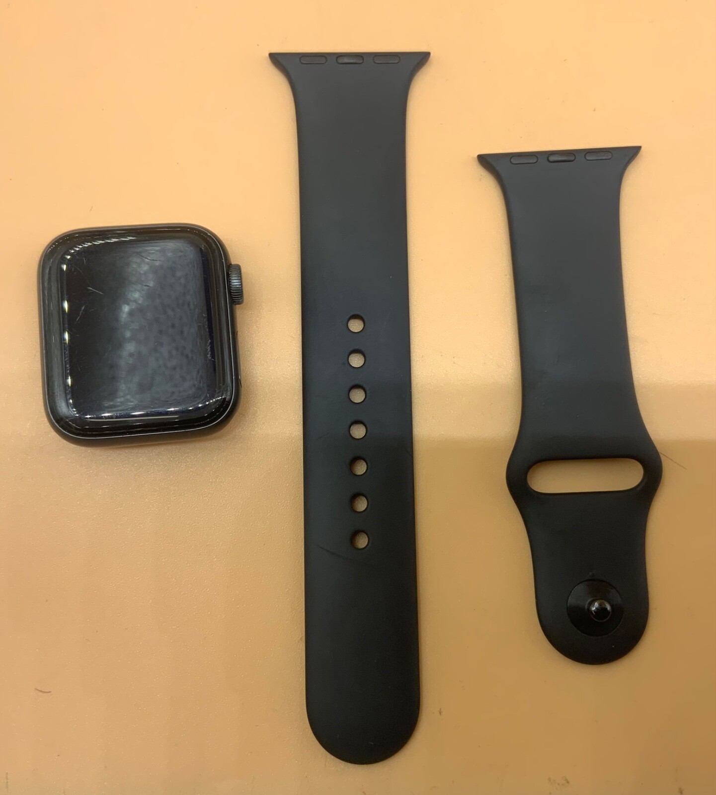 Apple Watch Series 6 GPS 40mm Space Gray Aluminum Black Sport Band MG133LL/A