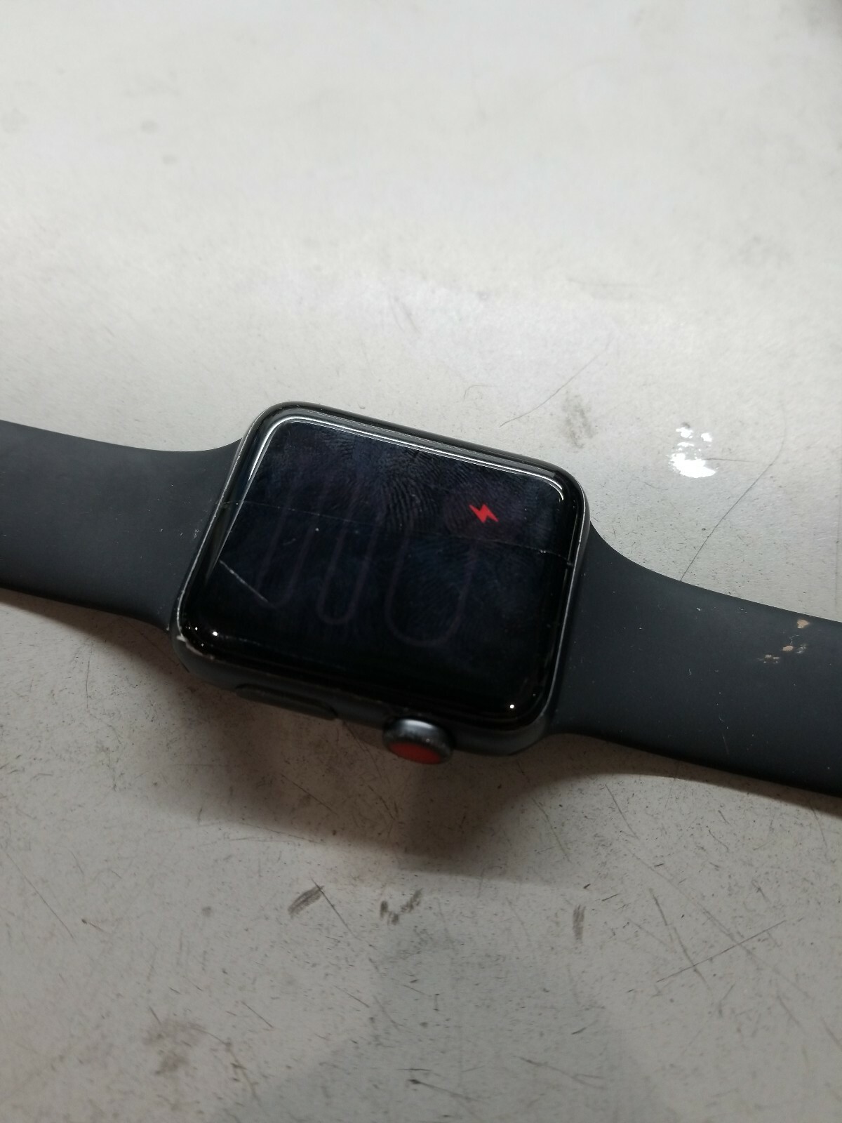 Apple Watch Series 3 (GPS) 42mm Space Gray Aluminum Case , broken glass , READ