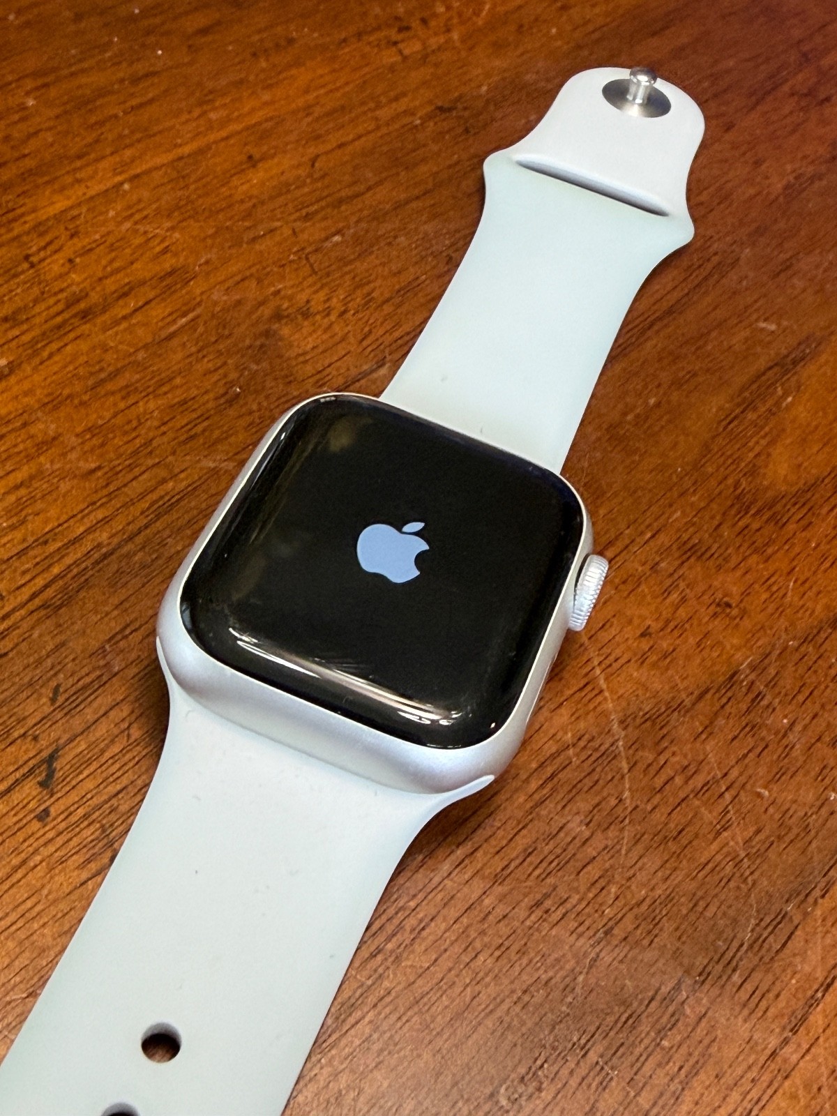 Apple Watch SE 3 40mm GPS Starlight w/ S/M Starlight Sport Band