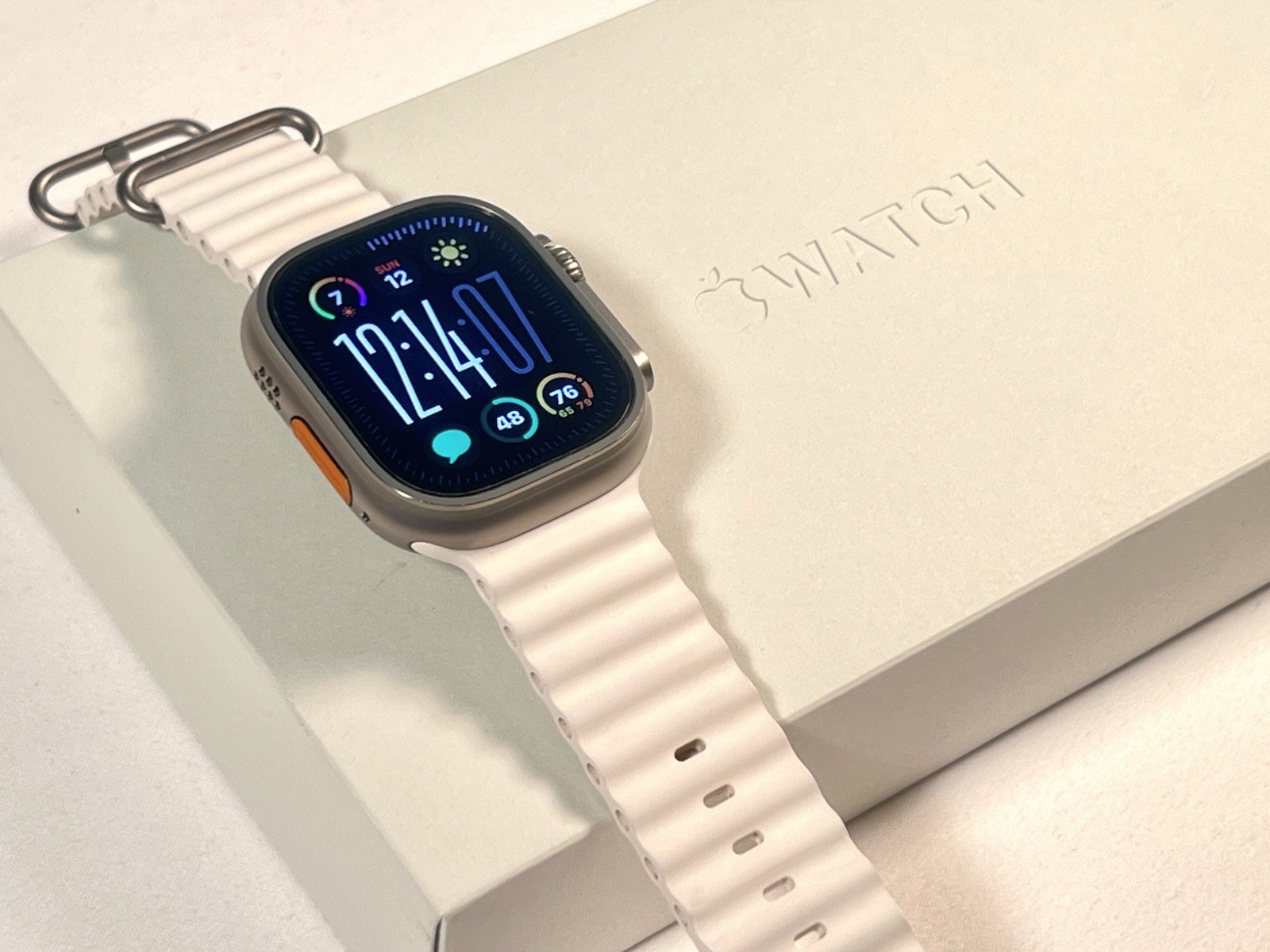 Apple Watch Ultra 2 (GPS + LTE) 49MM Titanium Case White Ocean Band