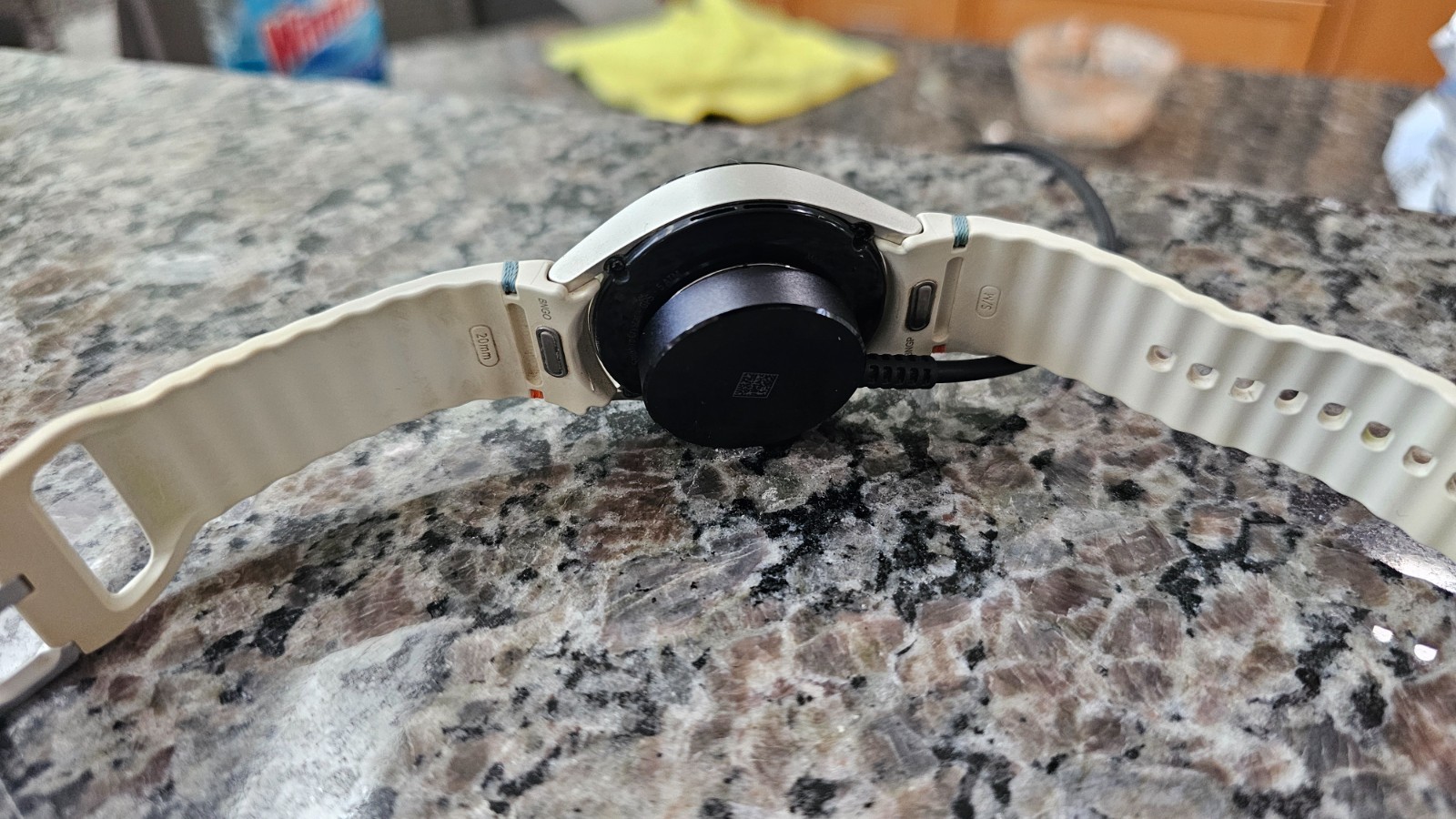 SAMSUNG GALAXY WATCH7 40mm GPS AI Smartwatch, 2024 – Unlocked. 2 chargers.