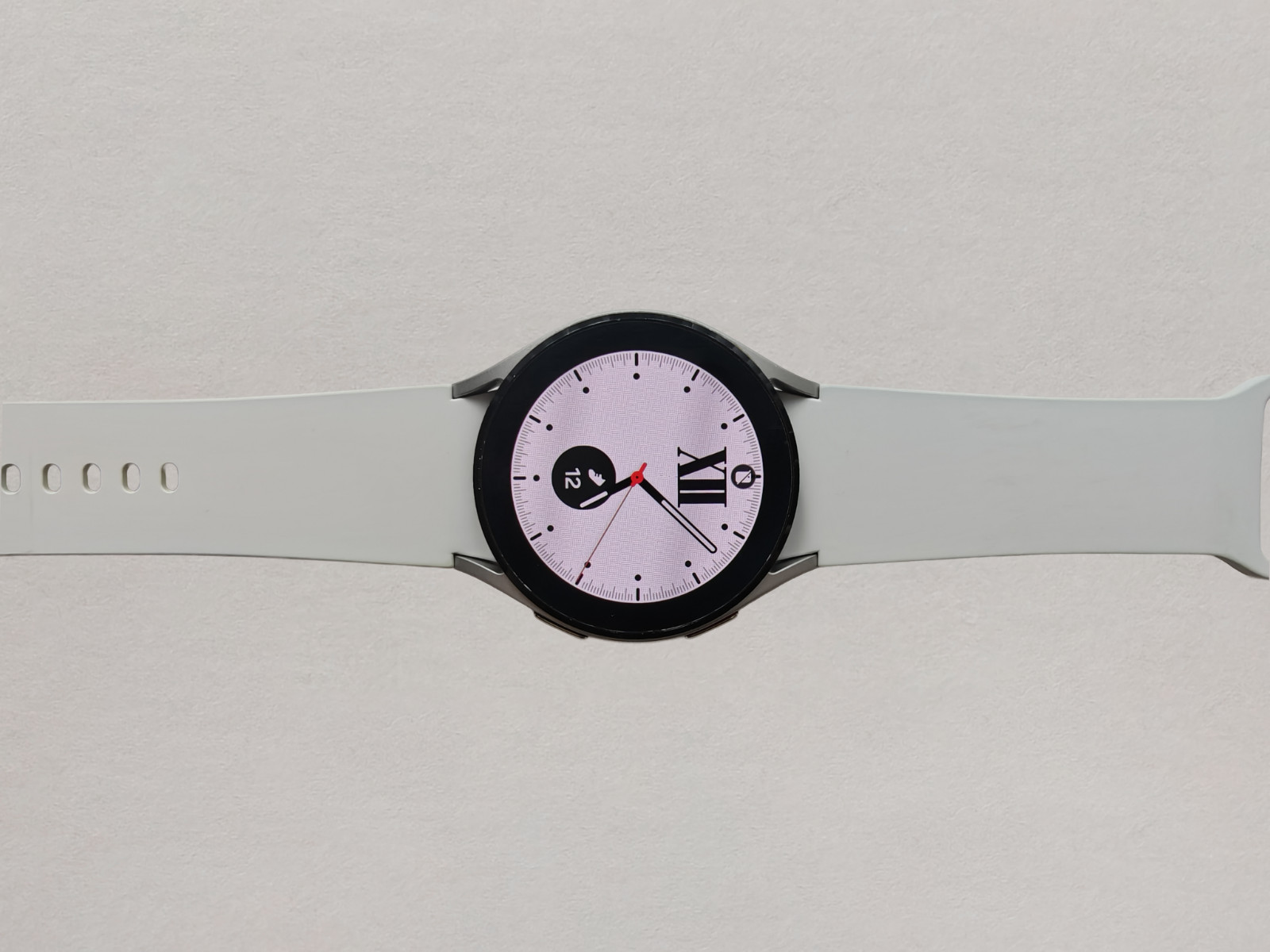 Samsung Galaxy Watch4 Bluetooth 40mm 16GB SM-R860 GPS WiFi Silver Aluminum