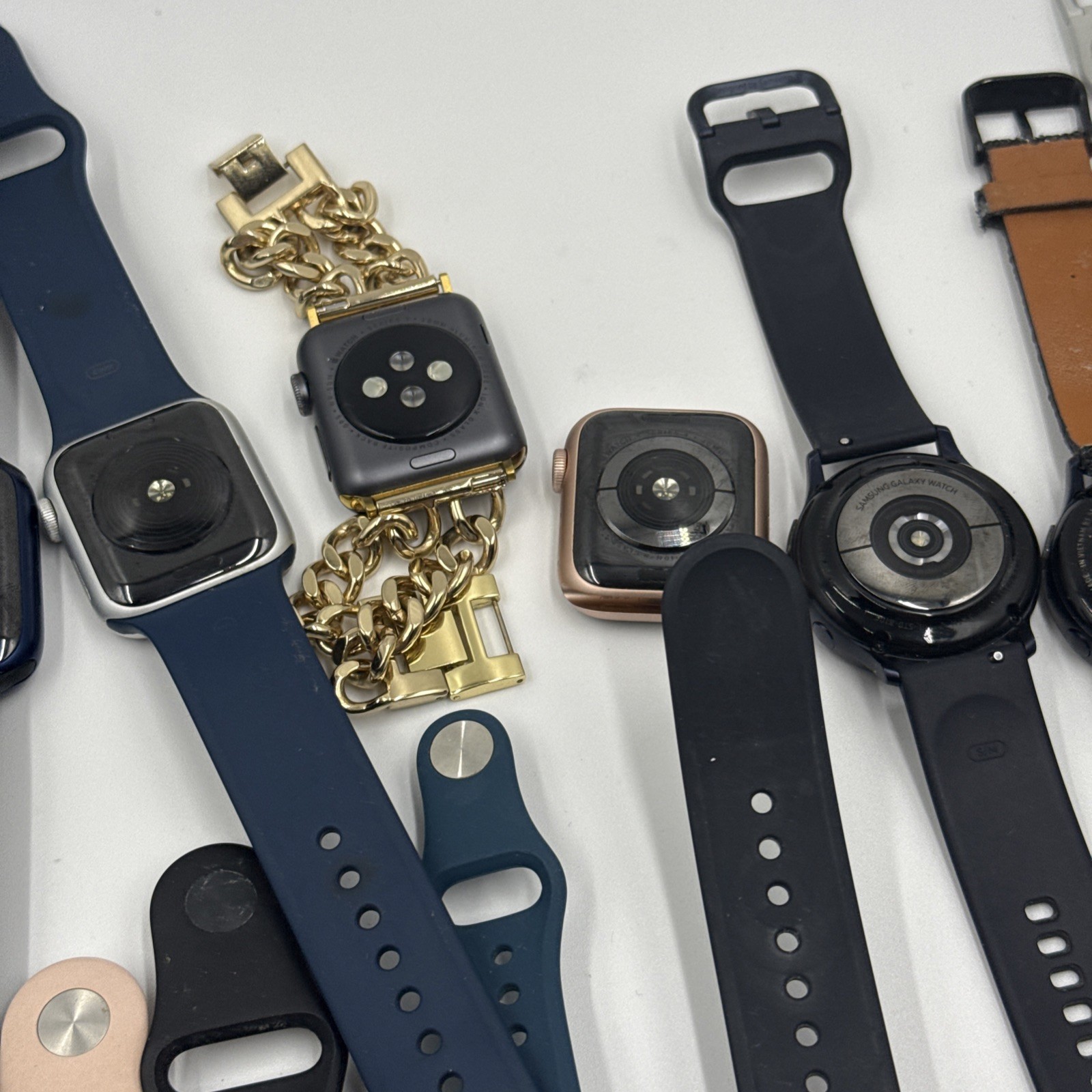 Lot of 24 Apple Watches Series SE, 6, 3, 2 & 1 + Samsung Watch’s Parts/Repair⚠️