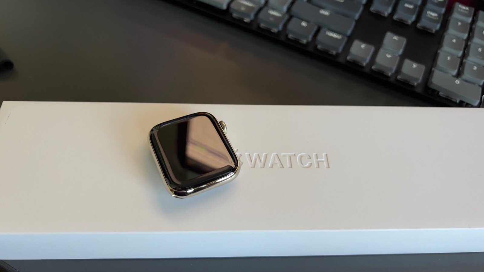 Apple Watch Series 6 Gold Stainless Steel Case & Milanese Loop GPS/Cellular