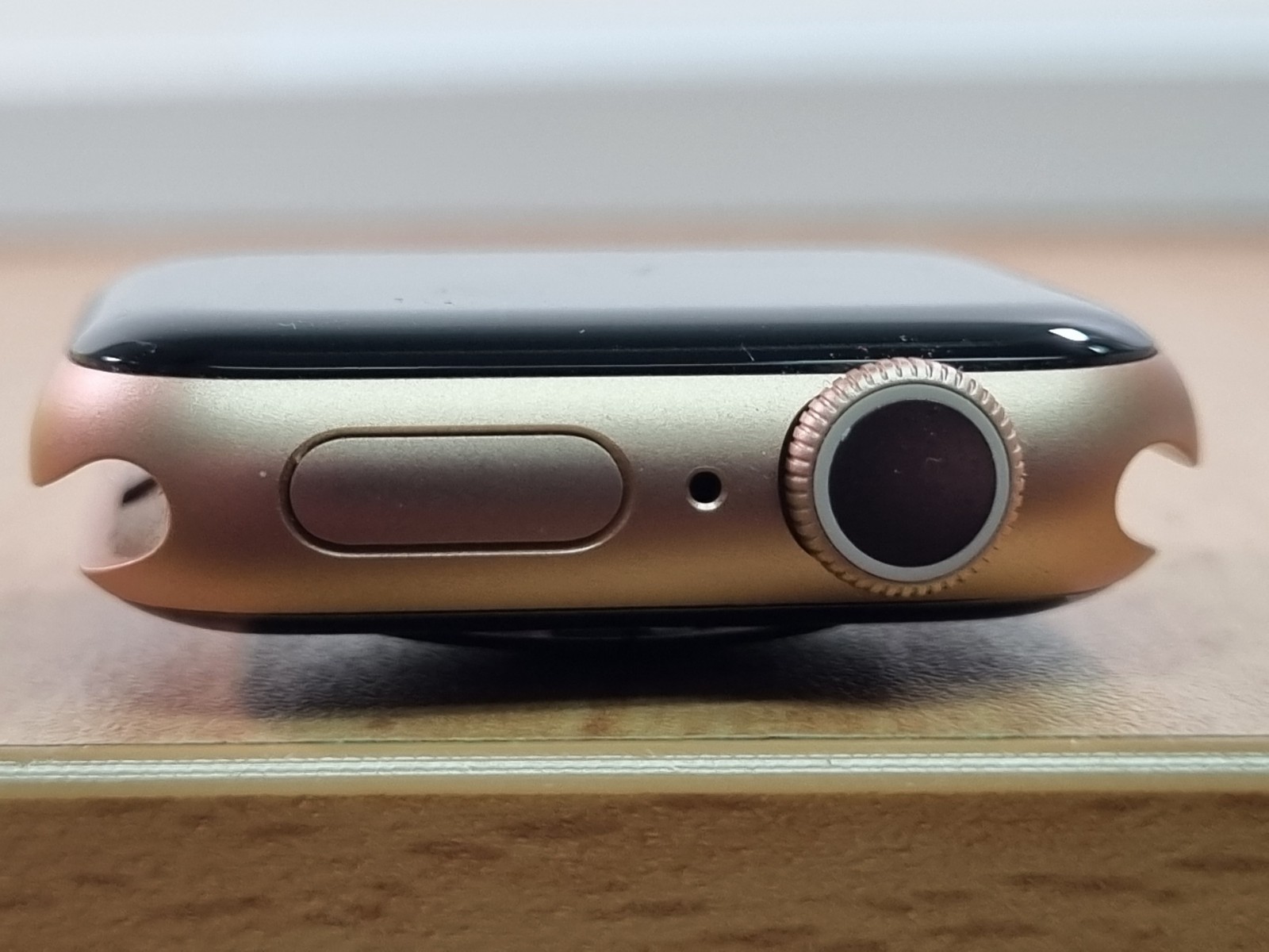 Apple Watch Series 6 40mm Gold Aluminum A2291 – For Parts or Repair