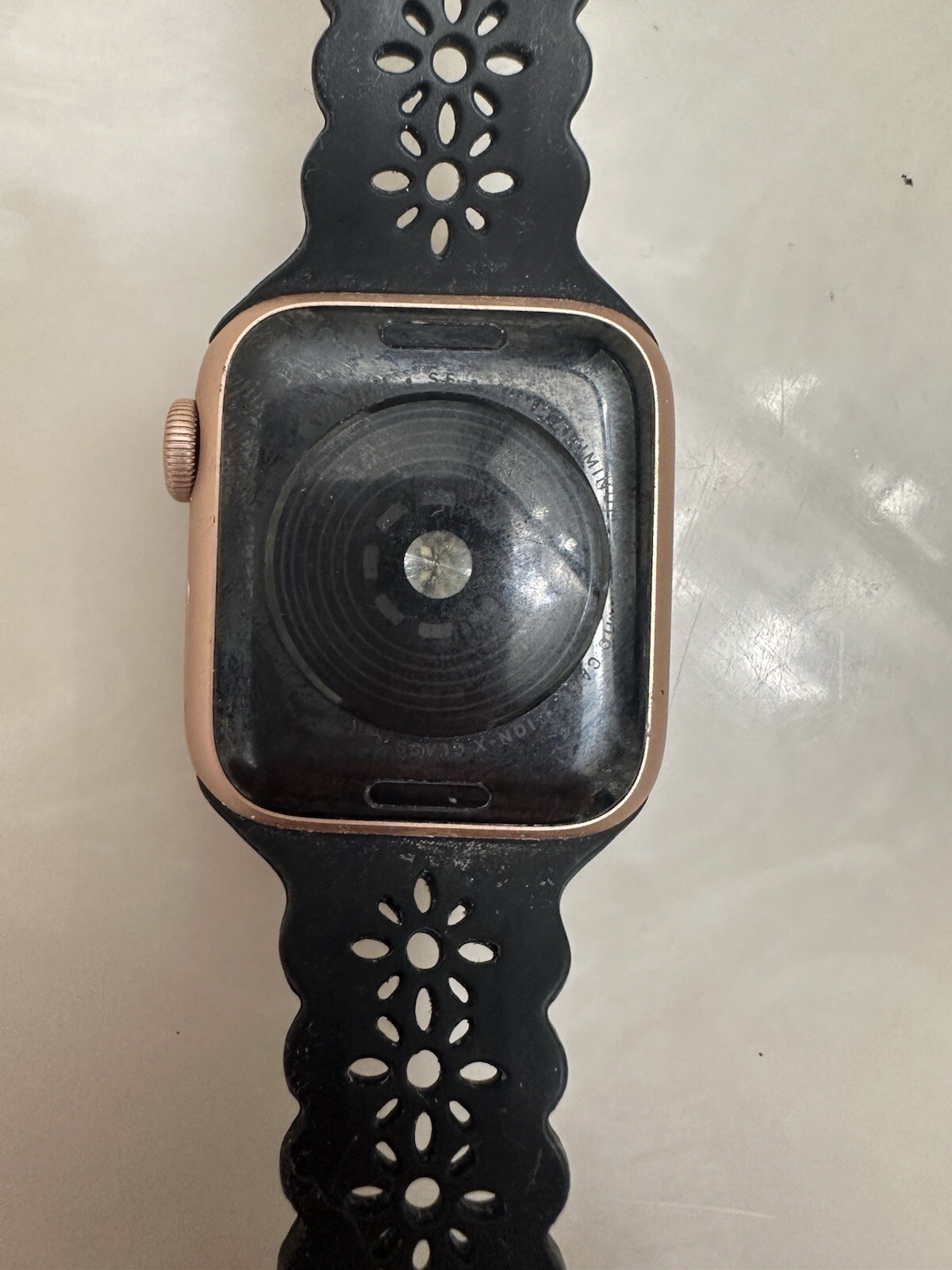 Apple Watch SE 40mm Gold Aluminum Case with Pink Sand Sport Band – Regular (GPS